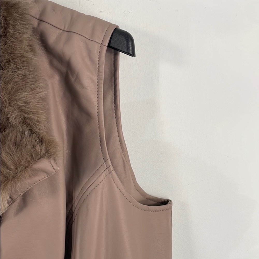 NWOT Dennis by Dennis Basso Plus Size Taupe Faux Leather/Fur Vest Sz 2X - Picture 10 of 11
